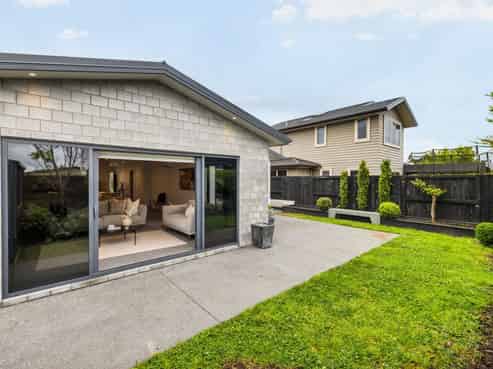 6 Capper Crescent, Greenhill Park