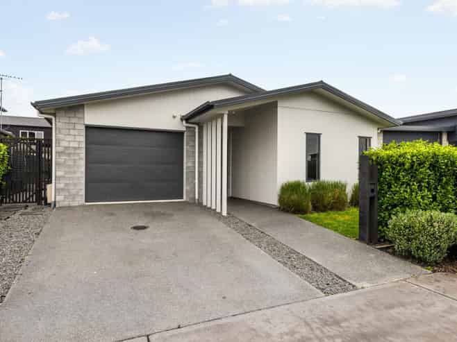 6 Capper Crescent, Chartwell