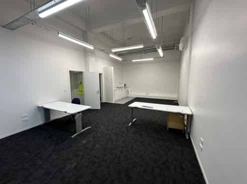 Compact office/retail in Willis House