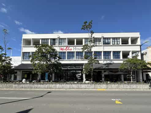 Compact office/retail in Willis House