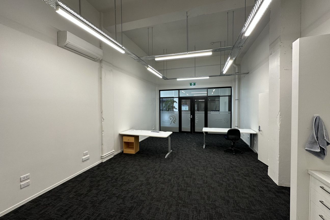 Compact office/retail in Willis House - Още