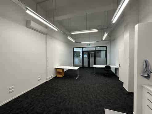 Compact office/retail in Willis House