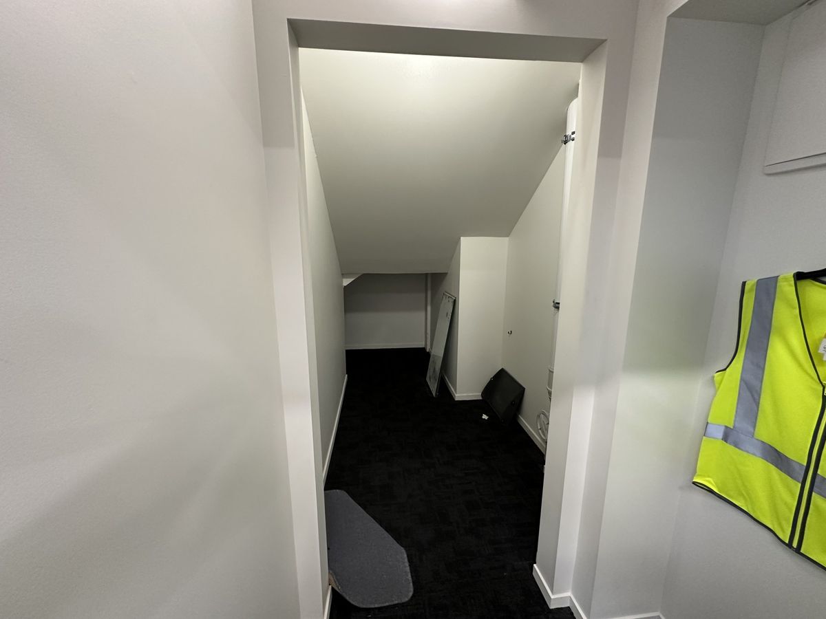 Compact office/retail in Willis House - Više
