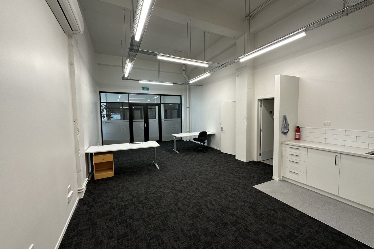 Compact office/retail in Willis House - Изглед 3