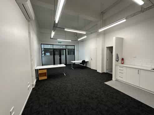 Compact office/retail in Willis House