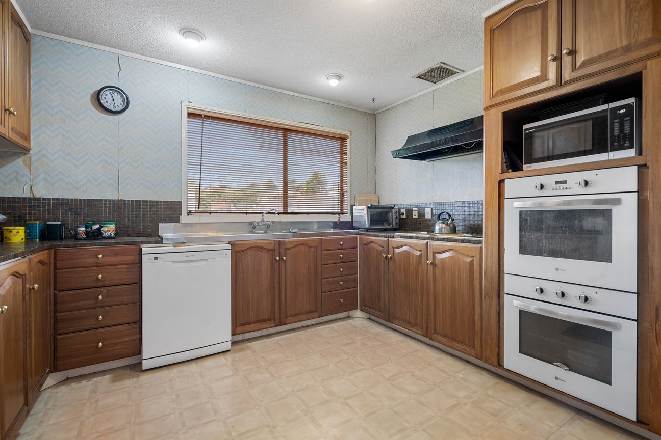 Freehold Land, Develop & Walk to Macleans! - Altro