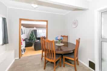 18 Saxbys Road, Glenview