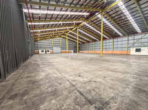 High stud warehouse with yard and canopy