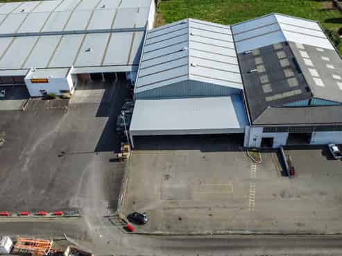 High stud warehouse with yard and canopy