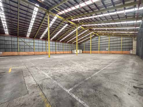 High stud warehouse with yard and canopy