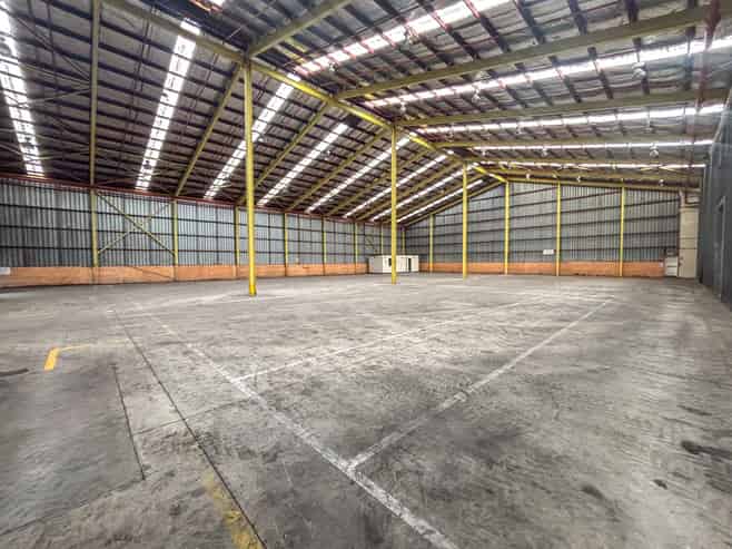 High stud warehouse with yard and canopy