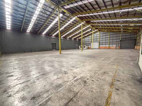 High stud warehouse with yard and canopy