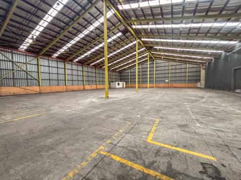 High stud warehouse with yard and canopy