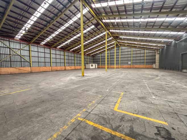High stud warehouse with yard and canopy