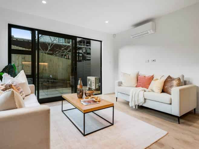 9 Pharlap Drive, Albany