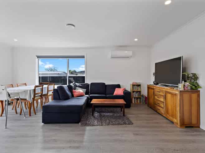 11A Knightsbridge Place, Dinsdale