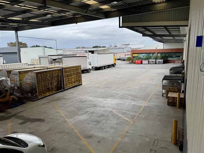 Secure Airport Oaks Industrial Space