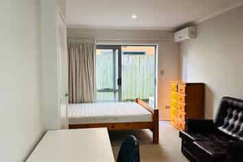 Room 1, 6/ Knighton Road, Hillcrest