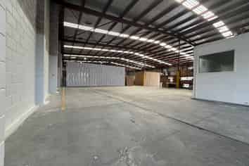 Otahuhu Warehouse with Minimal Office | 248 m2