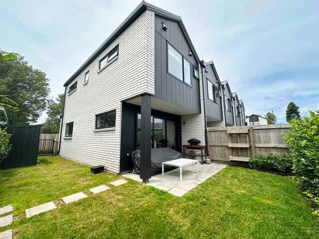 7/12 Enderby Drive, Te Atatu Peninsula