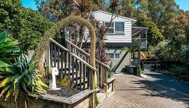 30 Alison Road, Surfdale