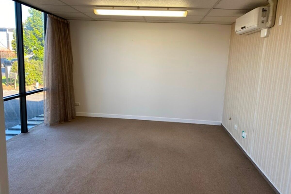 Corporate office space with car parks - Altro