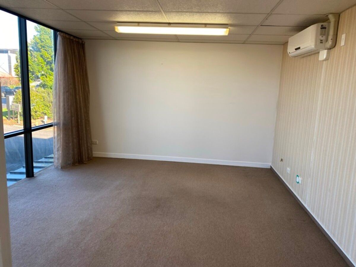 Corporate office space with car parks - Mehr
