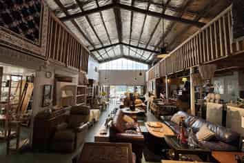 Road front trade retail/showroom on Porana!