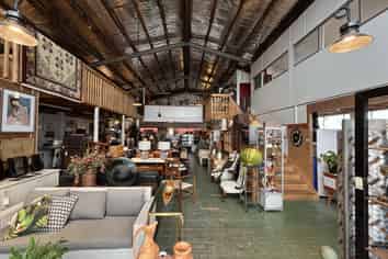 Road front trade retail/showroom on Porana!