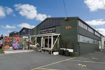 Road front trade retail/showroom on Porana!