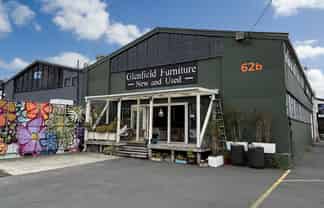 Road front trade retail/showroom on Porana!