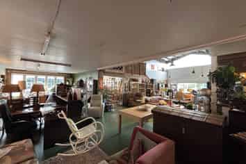 Road front trade retail/showroom on Porana!