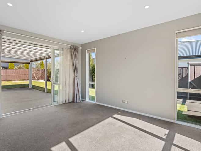 22 Oaks Drive, Lincoln