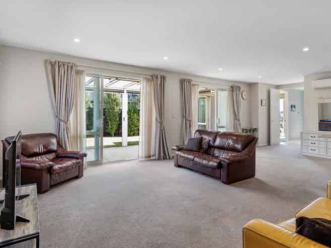 22 Oaks Drive, Lincoln