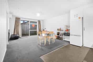 2/3 June Place, Hamilton East