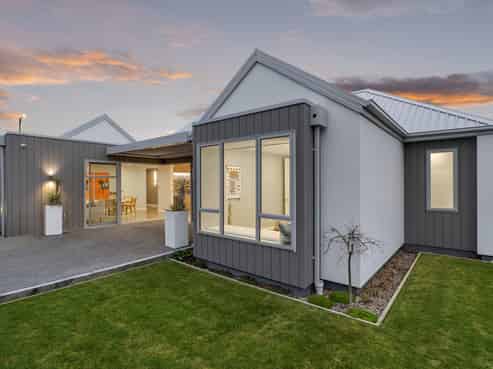 90 Southfield Drive, Lincoln