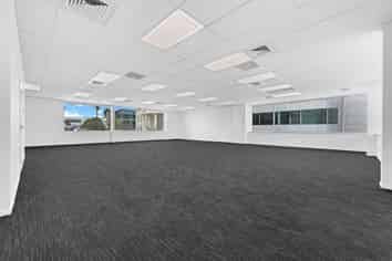 MODERNISED 179M² OPEN-PLAN OFFICE
