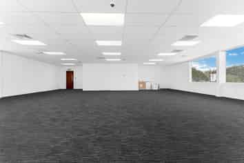 MODERNISED 179M² OPEN-PLAN OFFICE
