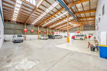 High-Profile 1,311 Sqm Showroom/Warehouse