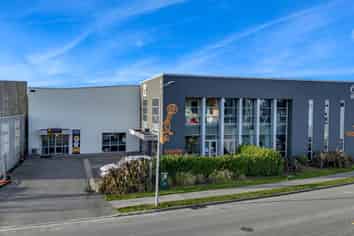 910.8sqm modern warehouse/office with secured yard