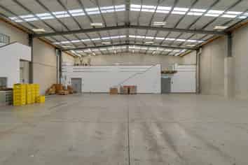910.8sqm modern warehouse/office with secured yard