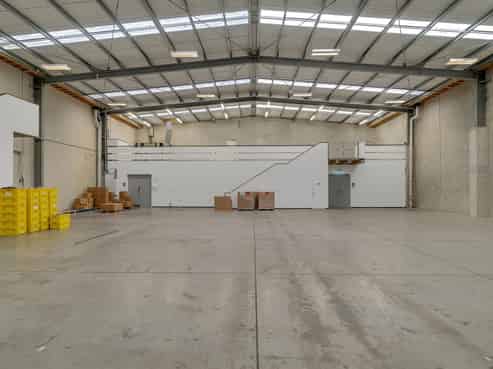 910.8sqm modern warehouse/office with secured yard