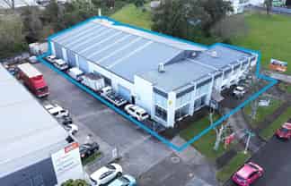 Sharp Standalone with 500m² yard & 6 Roller Doors
