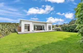 15 Waterman Drive, Langs Beach