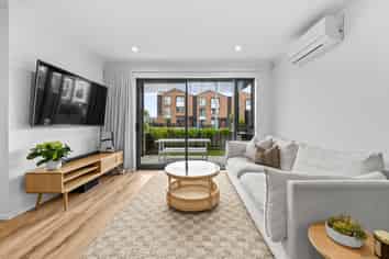 2/73 Hobsonville Point Road, Hobsonville