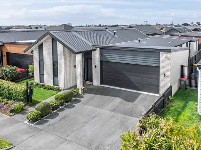 16 Probert Crescent, Chartwell