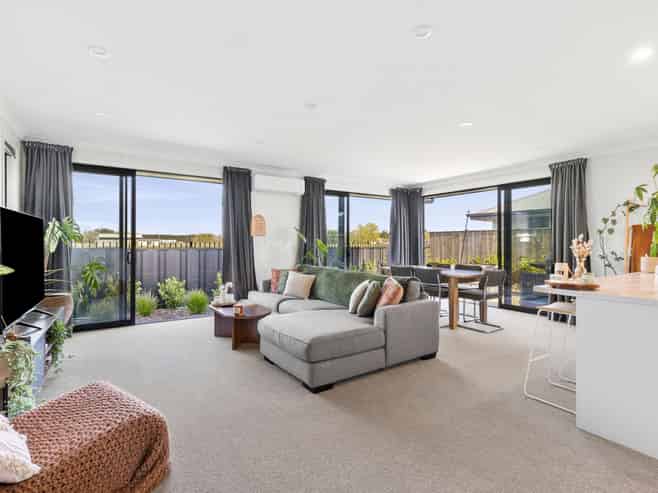 34 Hanworth Road, Richmond
