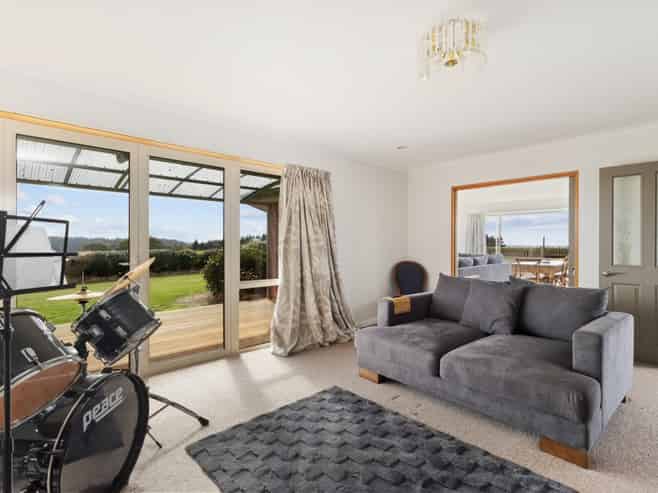 50 Bassett Road, Hadlow