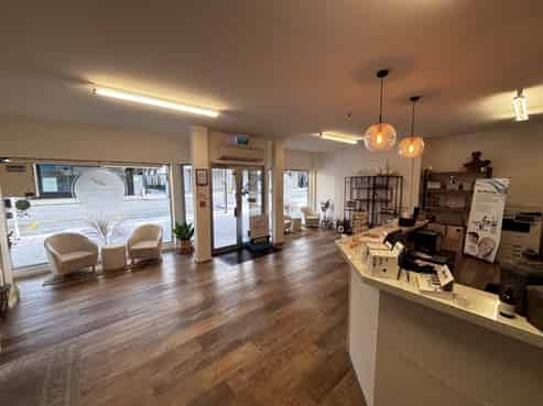 Ground floor office, retail or consultation