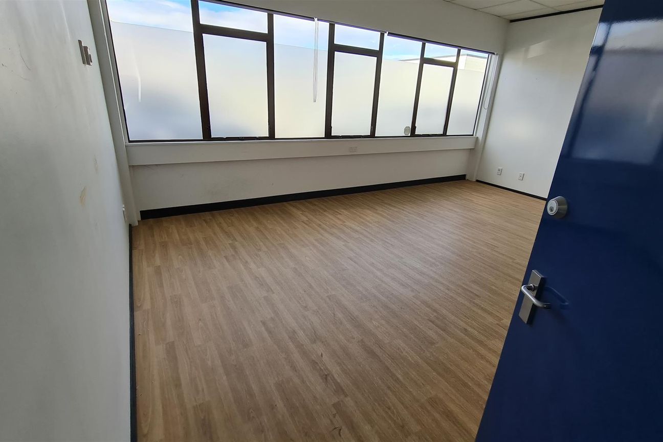 Bright, Central Space Opposite Queensgate – pohled 4